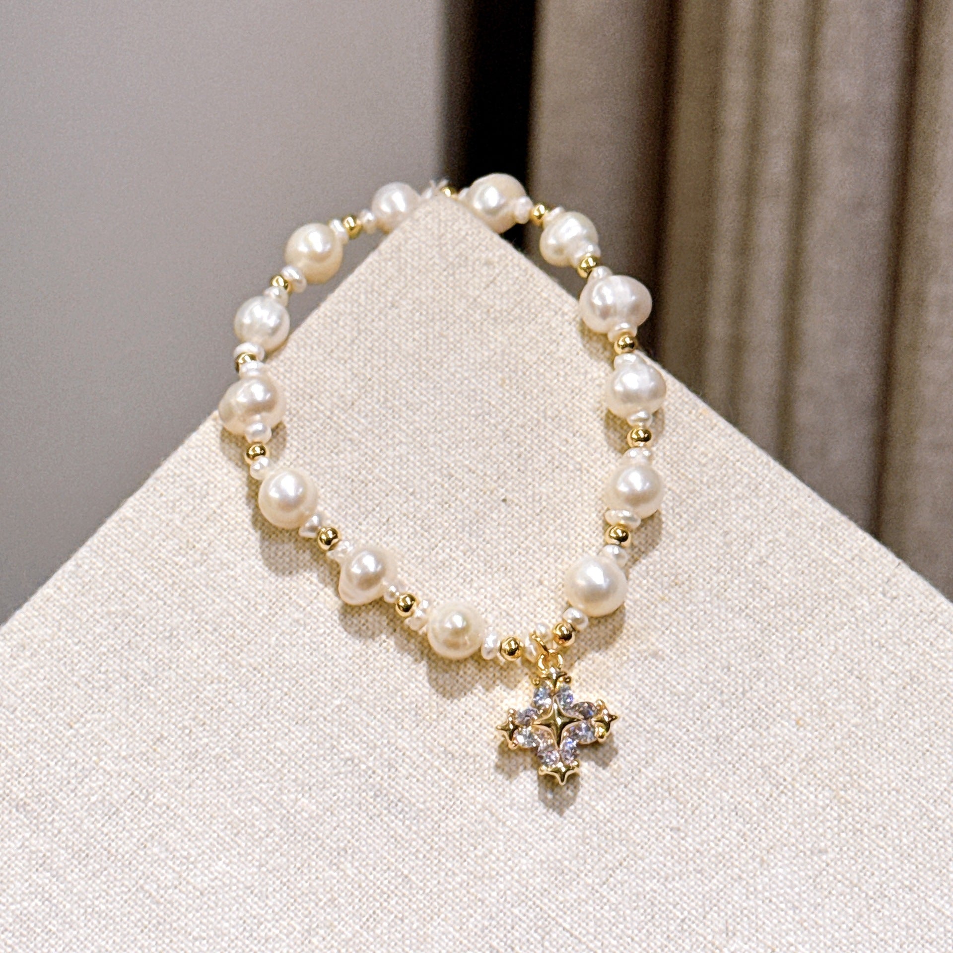 Light luxury natural pearl bracelet women's exquisite zircon flower pendant niche design sense is versatile and gentle style hand jewelry