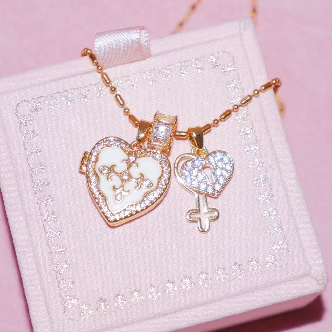 Cross-border photo necklace Douyin same Forever~ Love color key album necklace, girlfriend gift