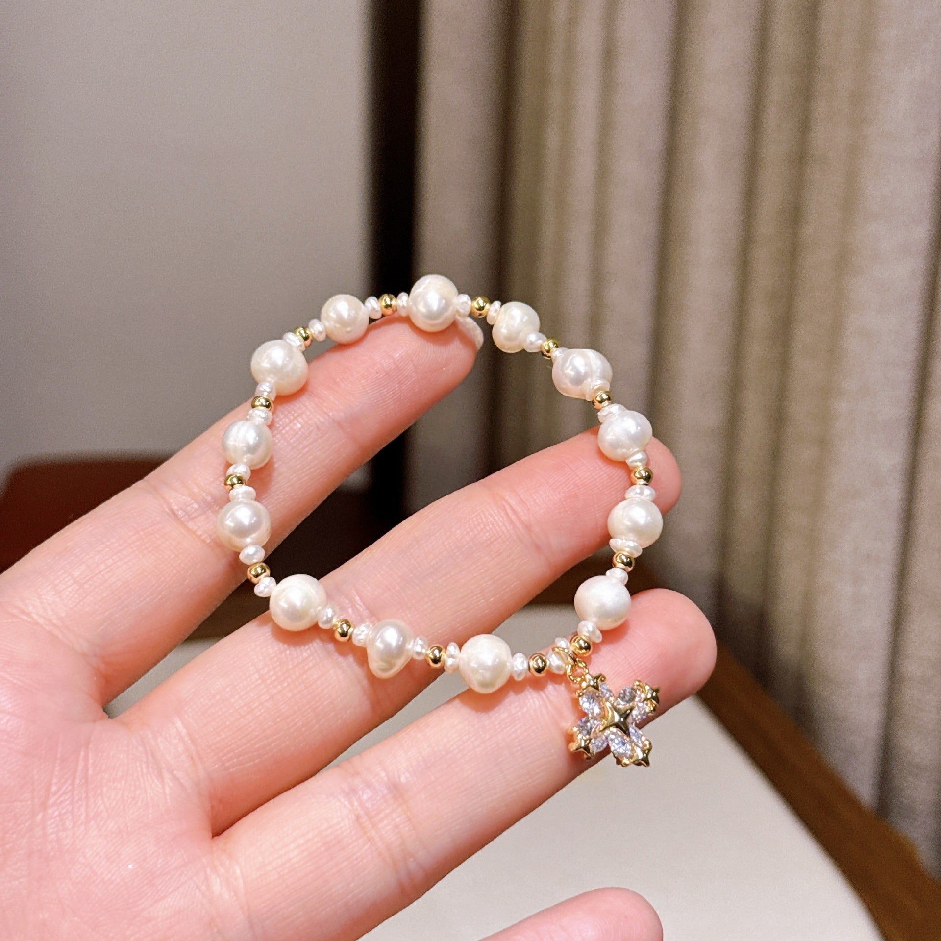 Light luxury natural pearl bracelet women's exquisite zircon flower pendant niche design sense is versatile and gentle style hand jewelry