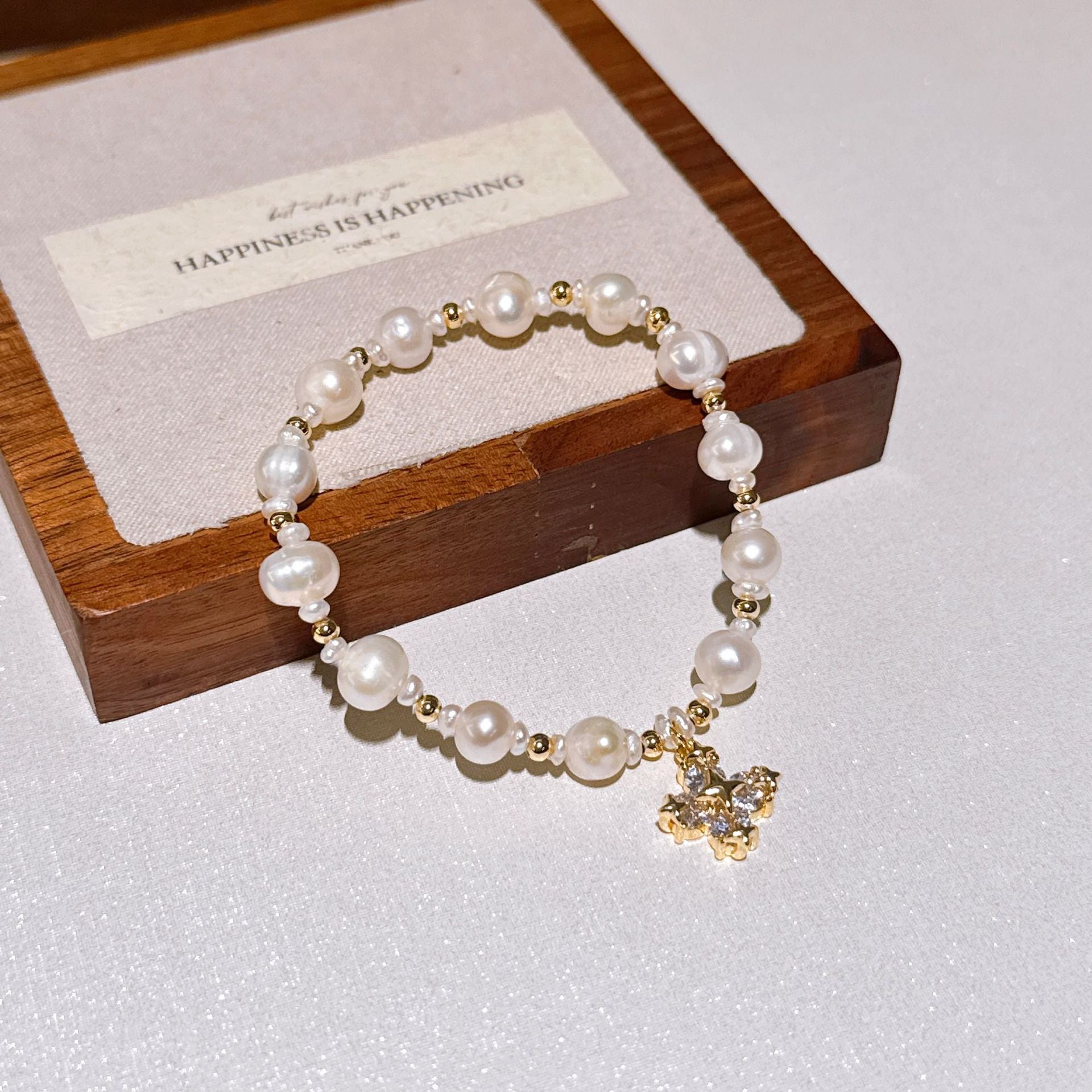 Light luxury natural pearl bracelet women's exquisite zircon flower pendant niche design sense is versatile and gentle style hand jewelry