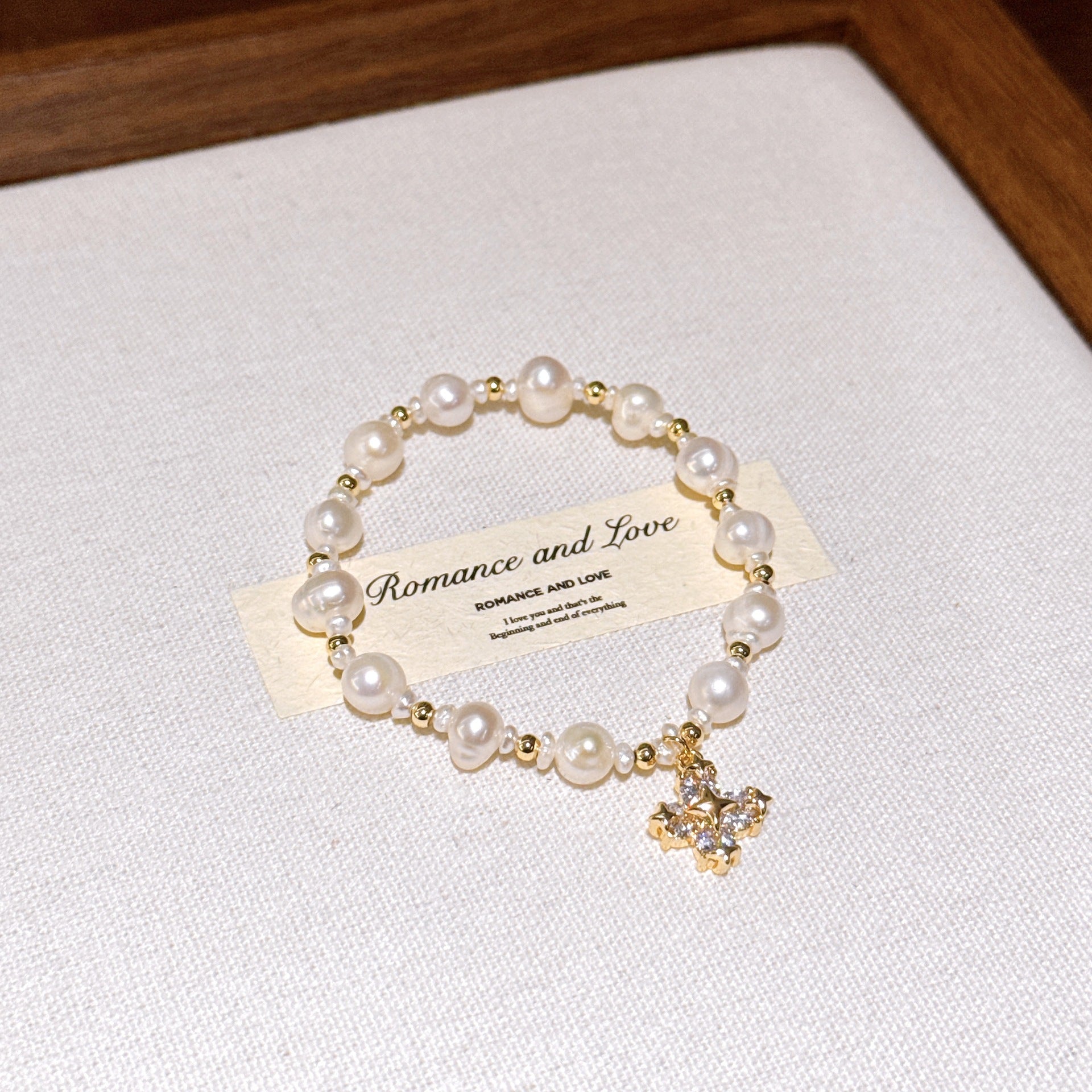 Light luxury natural pearl bracelet women's exquisite zircon flower pendant niche design sense is versatile and gentle style hand jewelry