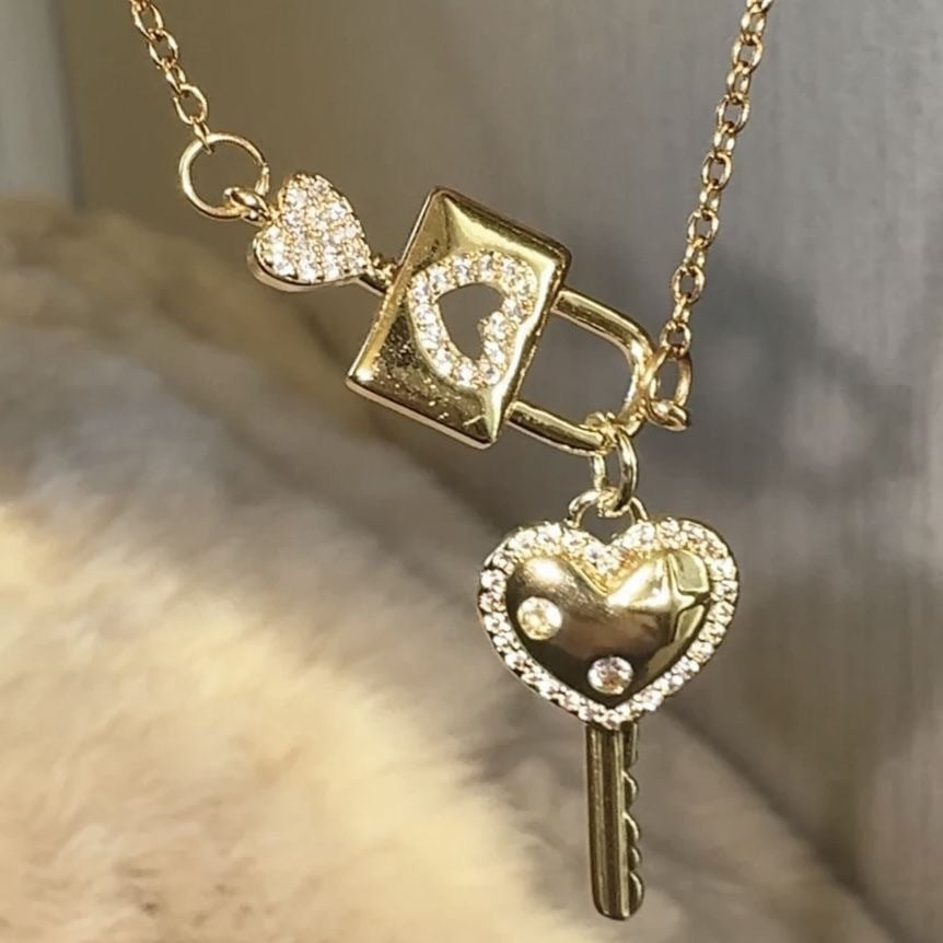 Douyin explosion, key lock necklace modifies neck, American European and American spice girls are full of feeling