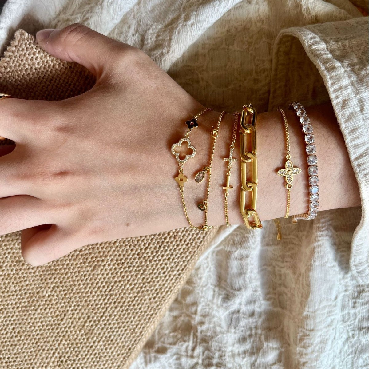Cross-border explosive jewelry round love electroplating high-grade zircon gold-plated adjustable bracelet wholesale female